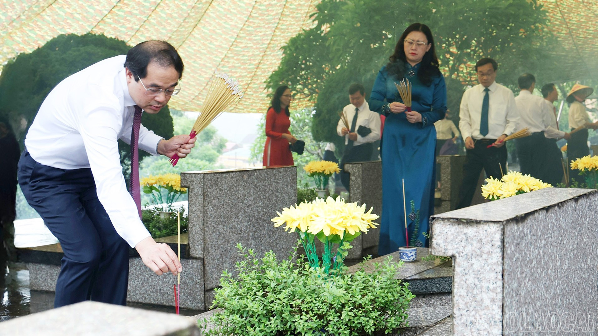 Đồng chí Trịnh Xuân Trường - Bí thư Tỉnh ủy, Chủ tịch HĐND tỉnh thắp hương cho các liệt sĩ. baolaocai-br_24-7-anhthay.jpg