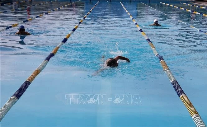 Vận động viên trung, cao tuổi nỗ lực về đích.