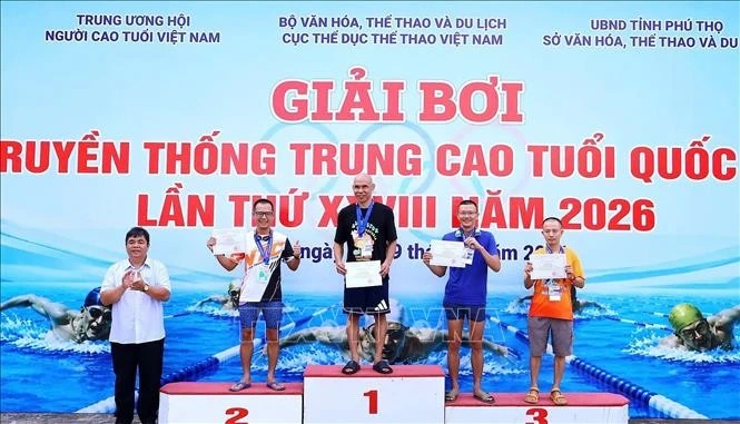 Ban Tổ chức trao giải sau khi kết thúc mỗi nội dung bơi.