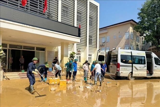 Các lực lượng tình nguyện dọn bùn đất sau lũ tại trụ sở Sở Y tế Thái Nguyên.