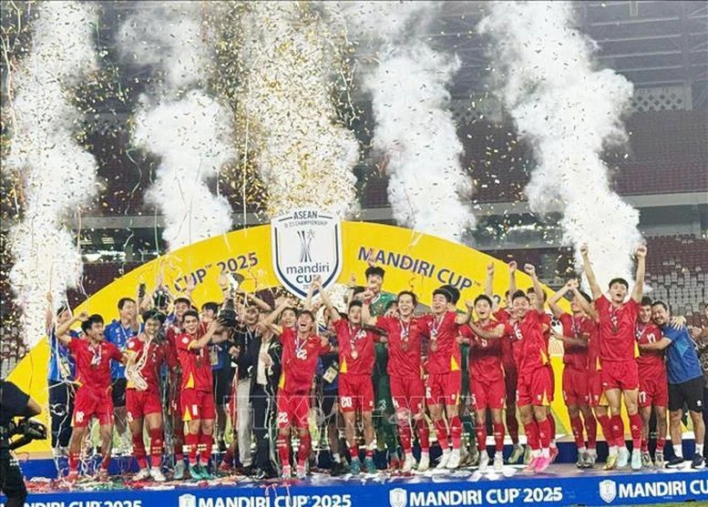 Các cầu thủ U23 Việt Nam hân hoan nâng cao cúp vô địch U23 Đông Nam Á 2025