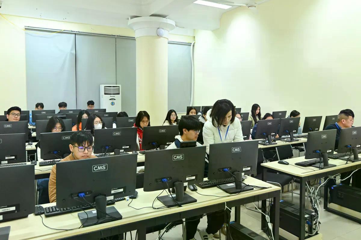 Các thí sinh chuẩn bị thi bài thi Toán.