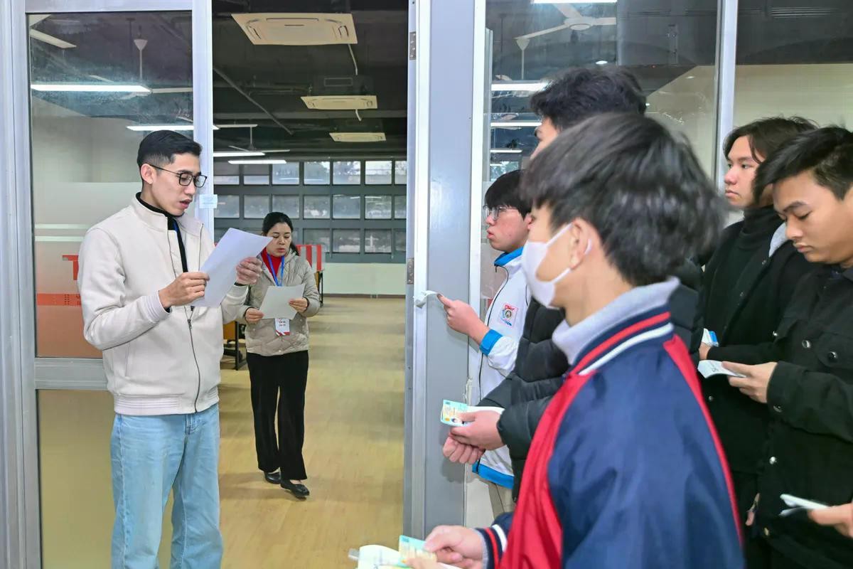 Thí sinh làm thủ tục vào phòng thi.