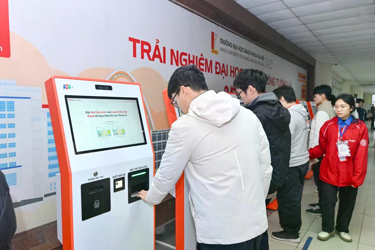 Thí sinh check-in tự động bằng kiosk tại điểm thi TSA Bách khoa Hà Nội.