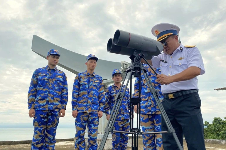Cán bộ, chiến sĩ các đài, trạm ra đa luôn nêu cao cảnh giác không để Tổ quốc bị bất ngờ từ hướng biển.