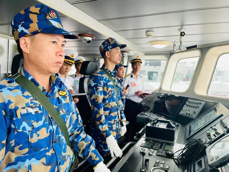 Các tàu trực, chốt trên các vùng biển, đảo luôn chắc tay súng, vững tay lái bảo vệ chủ quyền biển, đảo thân yêu. Các tàu trực, chốt trên các vùng biển, đảo luôn chắc tay súng, vững tay lái bảo vệ chủ quyền biển, đảo thân yêu.