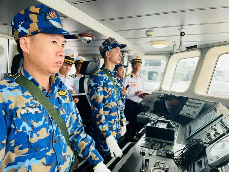 Các tàu trực, chốt trên các vùng biển, đảo luôn chắc tay súng, vững tay lái bảo vệ chủ quyền biển, đảo thân yêu.