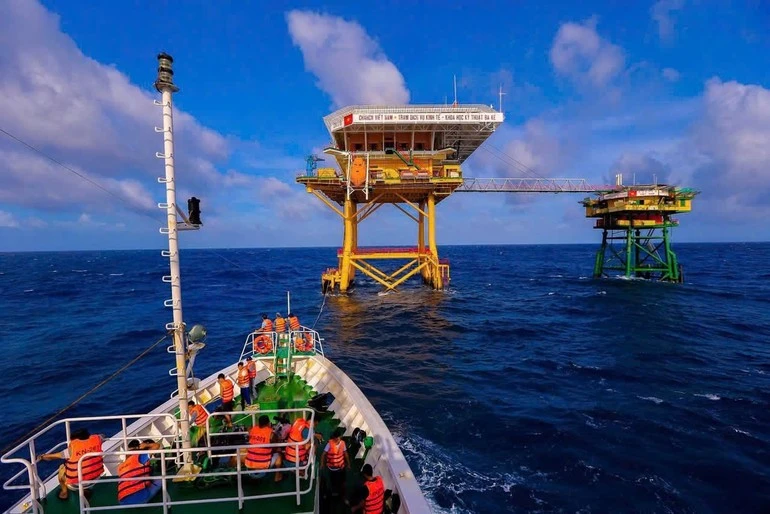 Nhà giàn DK1, biểu tượng chủ quyền của Tổ quốc trên vùng biển Tây Nam.