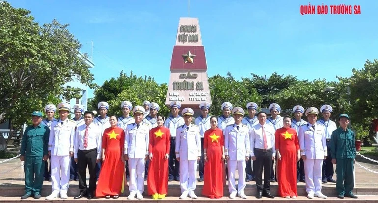 Cán bộ, chiến sĩ Trường Sa chắc tay súng bảo vệ chủ quyền biển, đảo Tổ quốc.