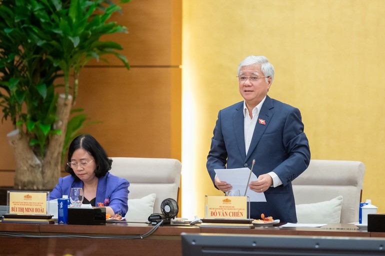 Phó Chủ tịch Quốc hội Đỗ Văn Chiến phát biểu tại phiên họp.
