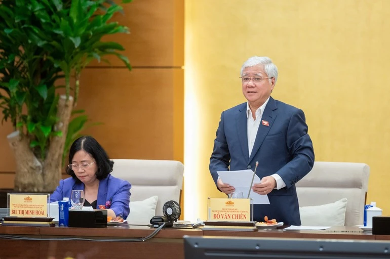 Phó Chủ tịch Quốc hội Đỗ Văn Chiến phát biểu tại phiên họp.