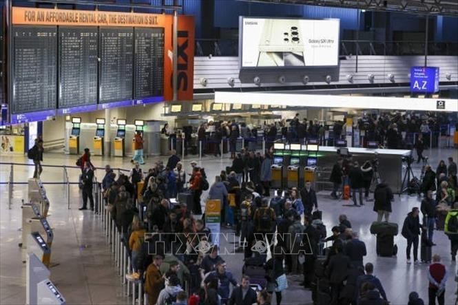 Hành khách tại sân bay Frankfurt, Đức.