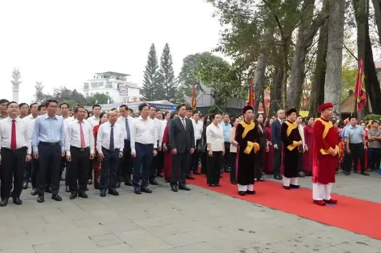 Các đại biểu dự lễ khai mạc.