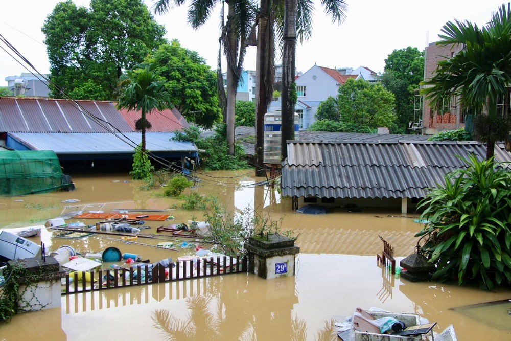 Durch die Flut wurden viele Häuser in Thai Nguyen tief unter Wasser gesetzt. Trận lũ khiến nhiều ngôi nhà ở Thái Nguyên bị ngập sâu.