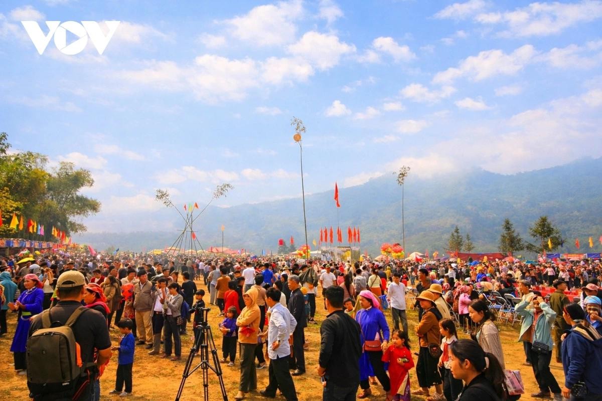 Đông đảo người dân và du khách đổ về trung tâm xã tham dự Lễ hội Sắc xuân Mường Bo