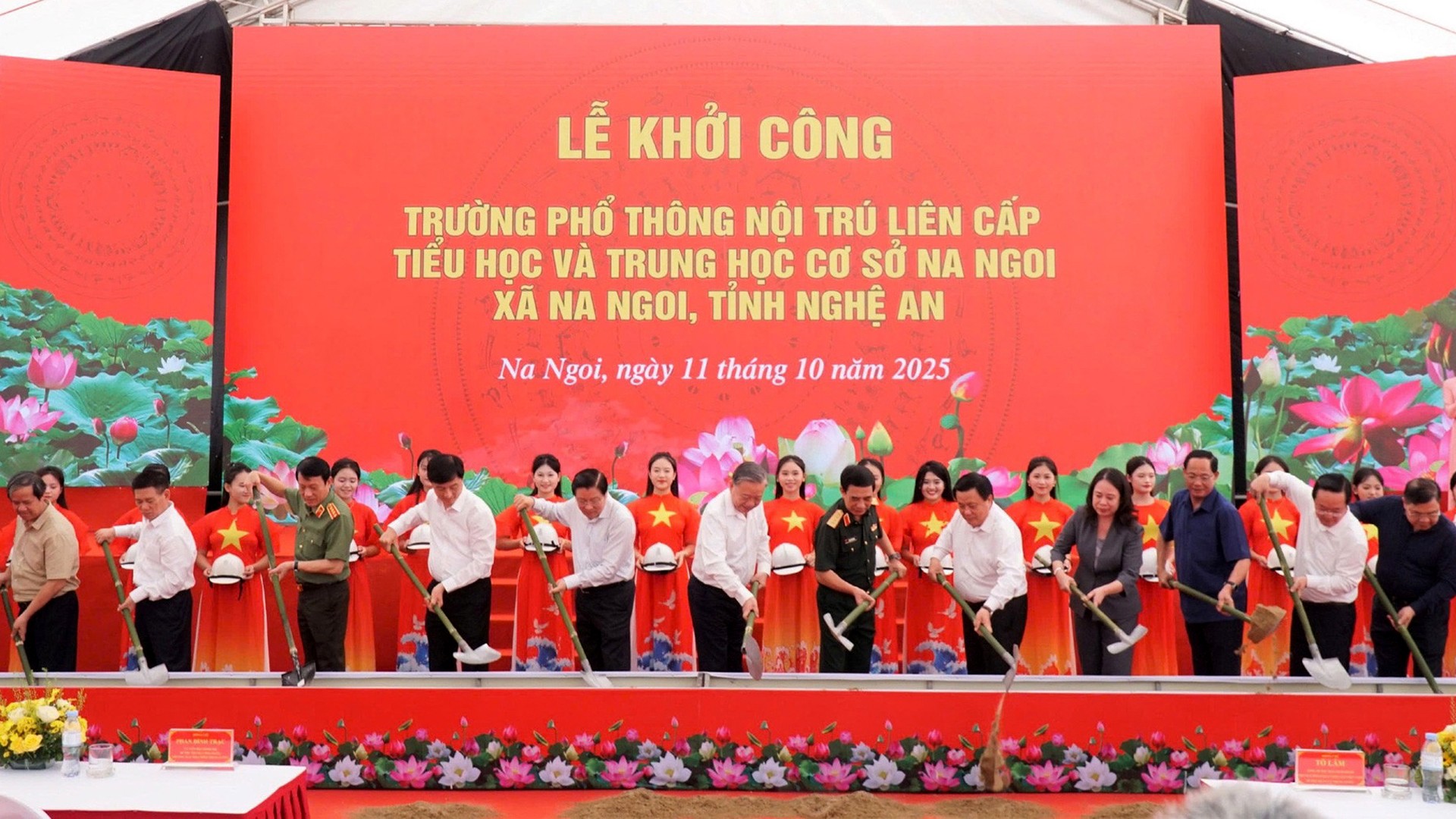 Pe 11 octombrie 2025, secretarul general To Lam și liderii statului și ai ministerelor au oficiat ceremonia de punere a pietrelor de temelie pentru construcția școlii-internat primare și secundare Na Ngoi din comuna Na Ngoi, provincia Nghe An. 8-11-khoicong.jpg