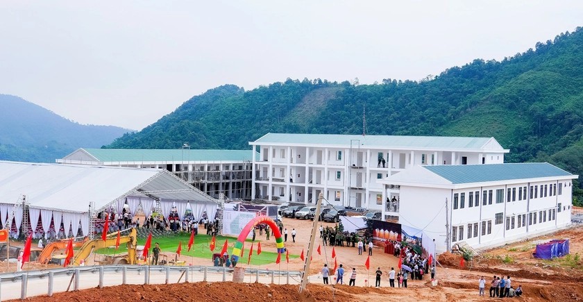 Școala primară și secundară cu internat Na Ngoi are o suprafață de aproximativ 5,5 hectare, cu o investiție totală de aproape 240 de miliarde VND din capital de stat și socializat. Proiectul este investit într-un mod modern și sincron, cu 49 de săli de clasă, incluzând toate elementele: săli de clasă, camere funcționale, cămin, sală de mese, loc de joacă, zonă de experiență, zonă de producție... 8-11-khoicong2.jpg