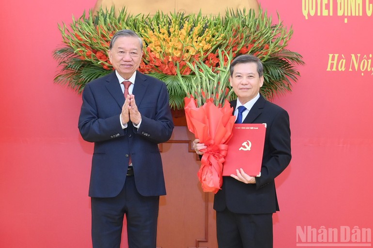 Tổng Bí thư Tô Lâm trao quyết định điều động, phân công, bổ nhiệm đồng chí Lê Minh Trí giữ chức Phó Trưởng Ban Thường trực Ban Nội chính Trung ương.