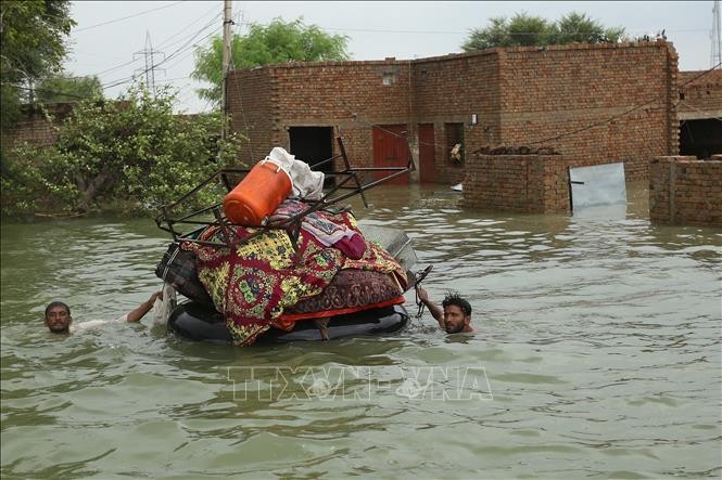 Người dân sơ tán khỏi khu vực ngập lụt ở huyện Rajanpur, tỉnh Punjab, Pakistan. Ảnh tư liệu Người dân sơ tán khỏi khu vực ngập lụt ở huyện Rajanpur, tỉnh Punjab, Pakistan. Ảnh tư liệu