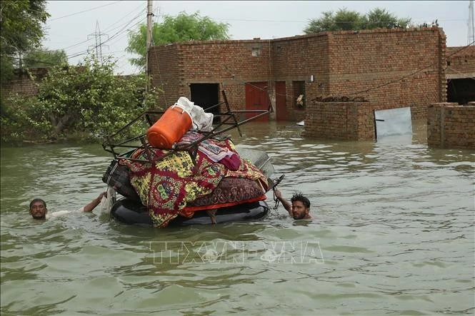 Người dân sơ tán khỏi khu vực ngập lụt ở huyện Rajanpur, tỉnh Punjab, Pakistan. Ảnh tư liệu