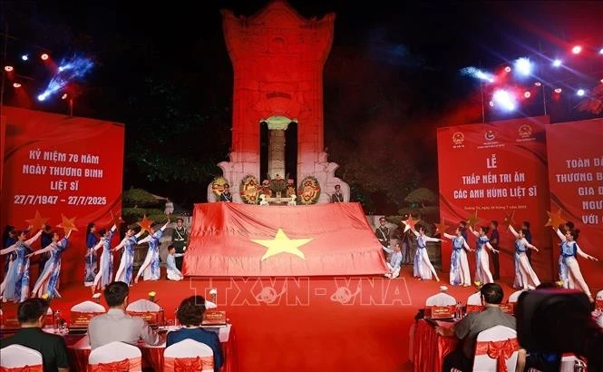 Lễ thắp nến tri ân các Anh hùng liệt sĩ tại Nghĩa trang Liệt sĩ Quốc gia Trường Sơn.