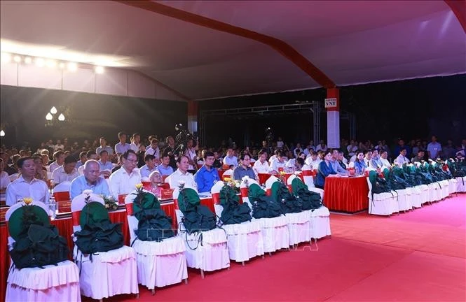 Thủ tướng Phạm Minh Chính và các đại biểu tham dự Lễ thắp nến tri ân các Anh hùng liệt sĩ tại Nghĩa trang Liệt sĩ Quốc gia Trường Sơn. Ảnh: Dương Giang/TTXVN