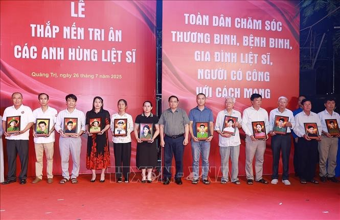 Thủ tướng Phạm Minh Chính trao chân dung liệt sĩ được phục dựng lại cho thân nhân liệt sĩ tại buổi lễ. Thủ tướng Phạm Minh Chính trao chân dung liệt sĩ được phục dựng lại cho thân nhân liệt sĩ tại buổi lễ.