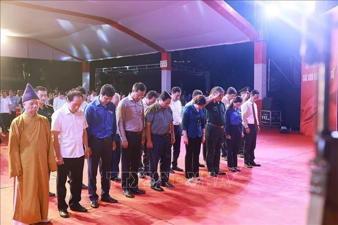 Thủ tướng Phạm Minh Chính và các đại biểu tưởng niệm các Anh hùng liệt sĩ tại Nghĩa trang Liệt sĩ Quốc gia Trường Sơn.