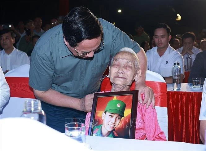 Thủ tướng Phạm Minh Chính trao chân dung liệt sĩ được phục dựng lại cho Mẹ Việt Nam Anh hùng tại buổi lễ.