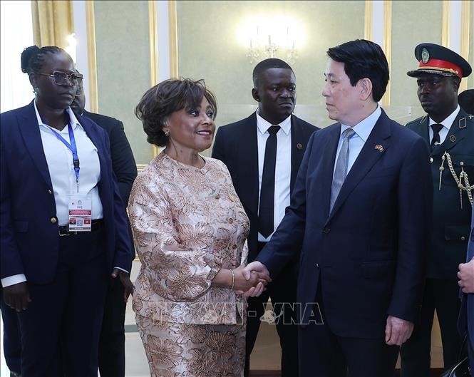Chủ tịch Quốc hội Angola Carolina Cerqueira đón Chủ tịch nước Lương Cường. Chủ tịch Quốc hội Angola Carolina Cerqueira đón Chủ tịch nước Lương Cường.