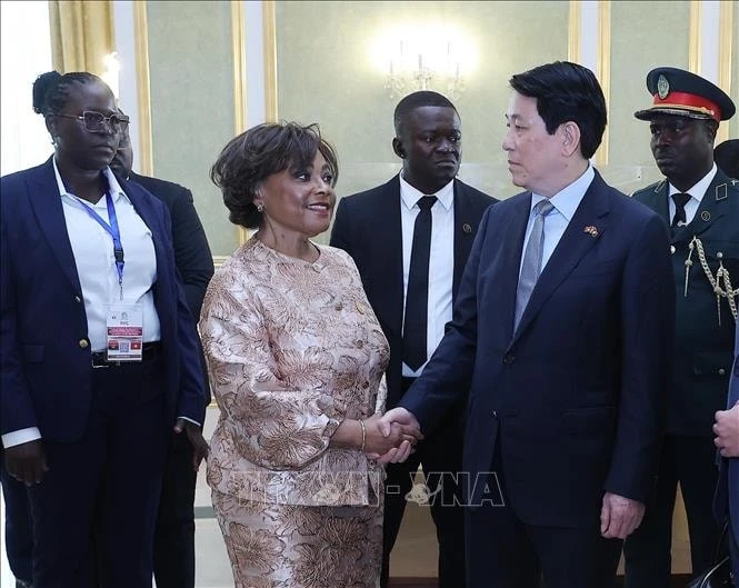 Chủ tịch Quốc hội Angola Carolina Cerqueira đón Chủ tịch nước Lương Cường.