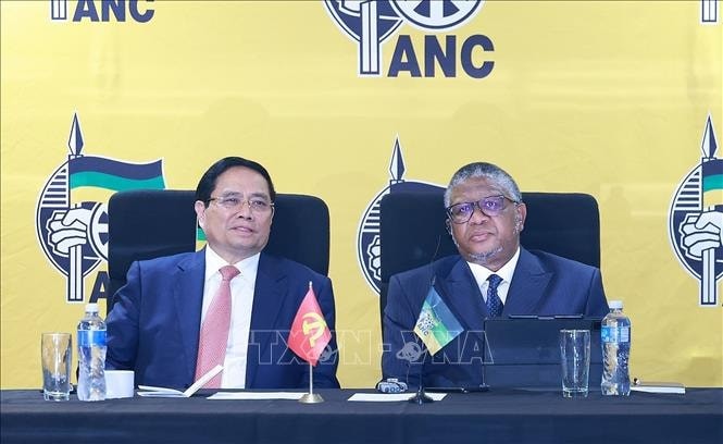 Thủ tướng Phạm Minh Chính gặp Tổng Thư ký Đảng Đại hội dân tộc Phi (ANC) Fikile Mbalula.