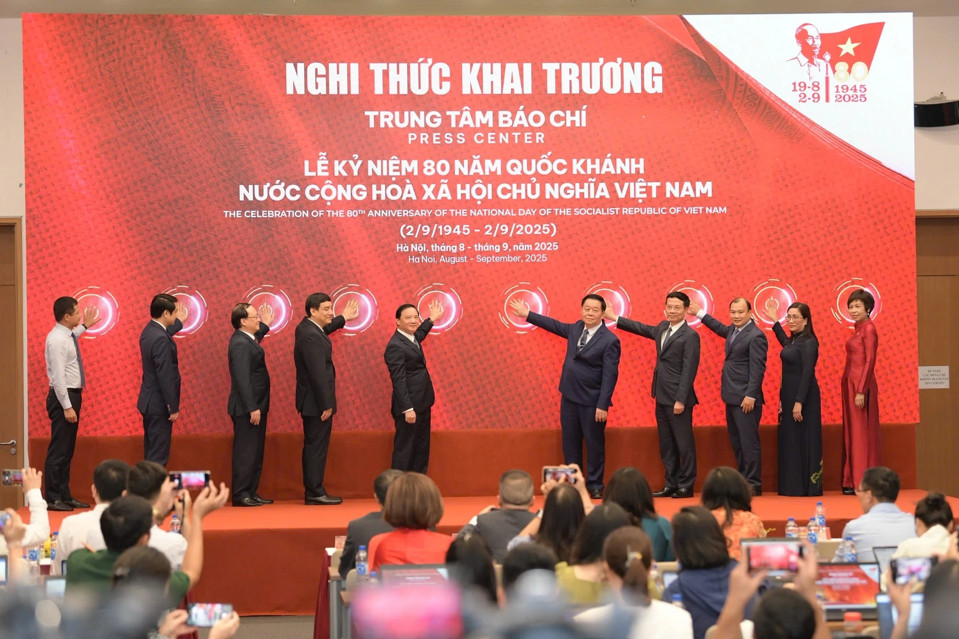 Các đại biểu thực hiện nghi thức khai trương trung tâm báo chí.