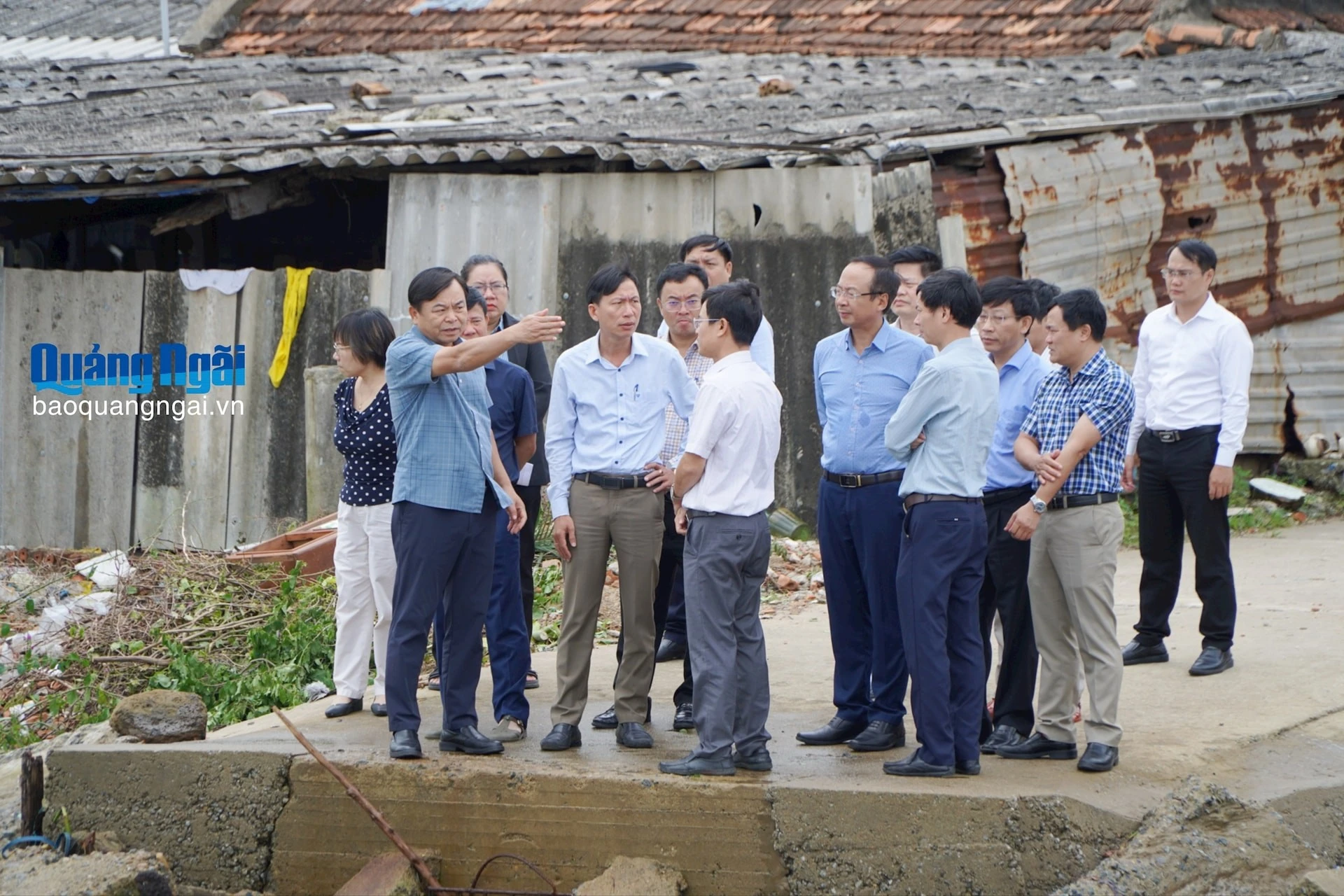 Thứ trưởng Bộ Nông nghiệp và Môi trường Nguyễn Hoàng Hiệp kiểm tra ứng phó bão số 13 tại cảng cá Tịnh Kỳ (tỉnh Quảng Ngãi). Ảnh: Thanh Nhị
