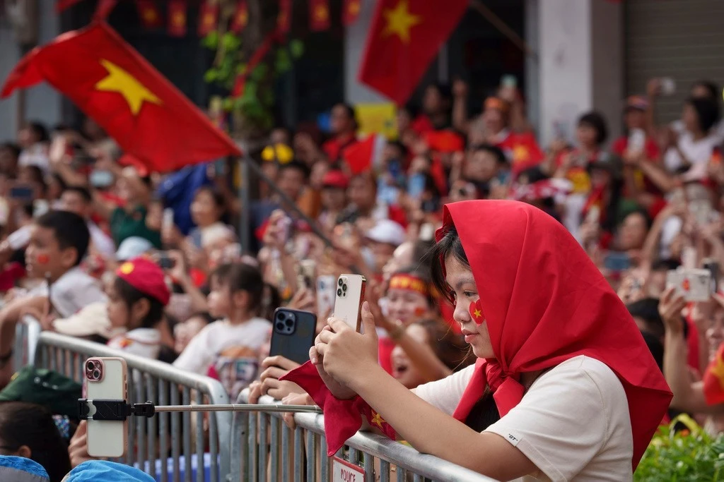 Hình ảnh về những phố phường rợp cờ đỏ ở Hà Nội trên AP.