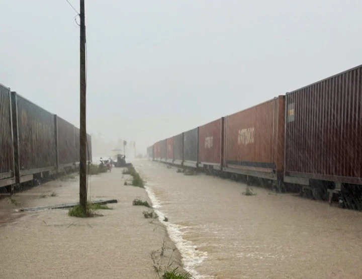 Hàng loạt chuyến tàu phải dừng hoạt động do ảnh hưởng lũ lụt tại Nam Trung Bộ.