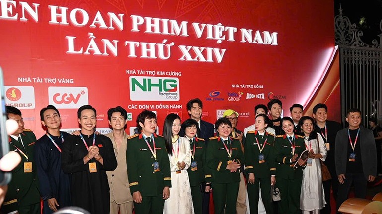 Ê-kíp bộ phim &quot;Mưa đỏ&quot; trên thảm đỏ.
