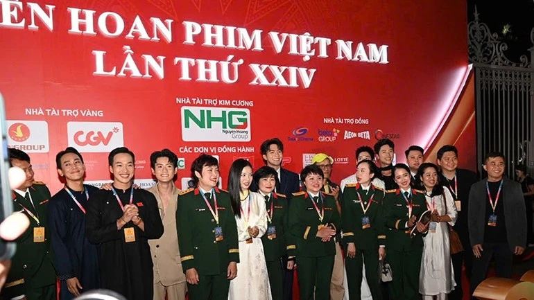 Ê-kíp bộ phim "Mưa đỏ" trên thảm đỏ.