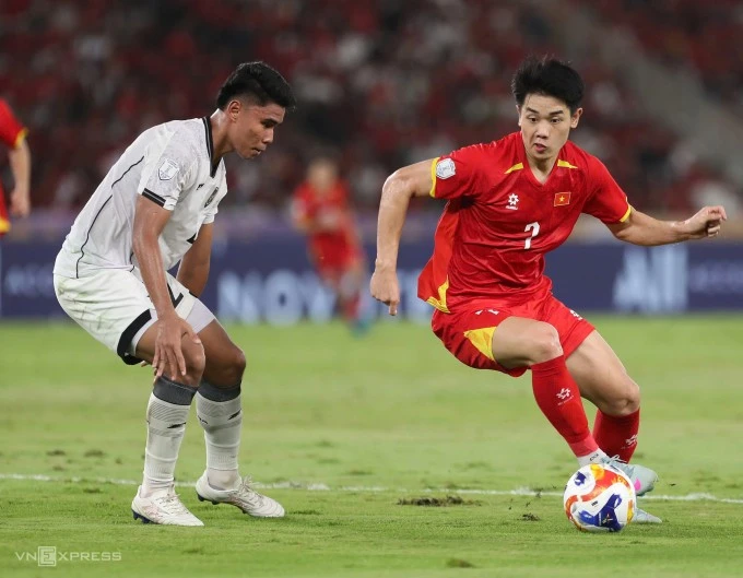 Nguyễn Đình Bắc (áo đỏ) thi đấu trong trận Việt Nam thắng Indonesia 1-0 ở chung kết U23 Đông Nam Á 2025, trên sân Gelora Bung Karno, Indonesia, ngày 29/7/2025.