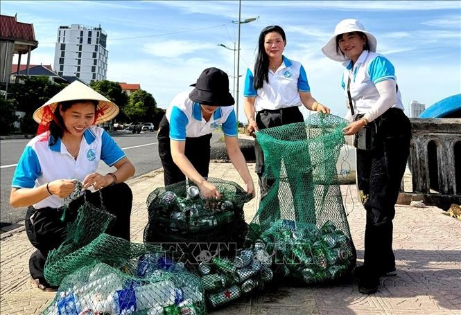 Hội viên, phụ nữ Hội Liên hiệp phụ nữ xã Bảo Ninh (cũ) nay thuộc Hội Liên hiệp phụ nữ phường Đồng Hới (Quảng Trị) thu gom, phân loại, bán phế liệu đóng góp xây dựng quỹ tình thương.