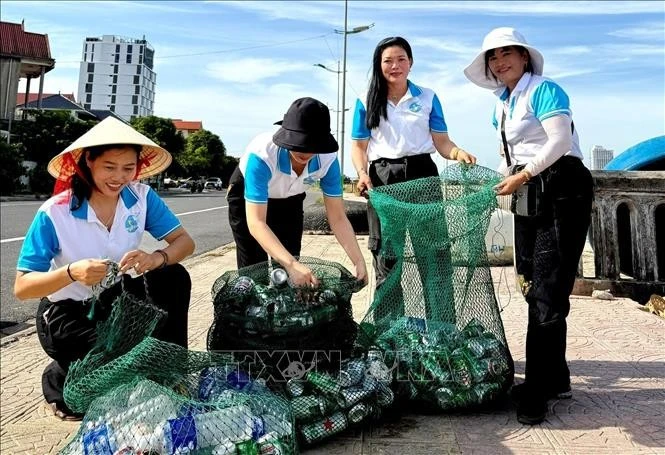 Hội viên, phụ nữ Hội Liên hiệp phụ nữ xã Bảo Ninh (cũ) nay thuộc Hội Liên hiệp phụ nữ phường Đồng Hới (Quảng Trị) thu gom, phân loại, bán phế liệu đóng góp xây dựng quỹ tình thương.
