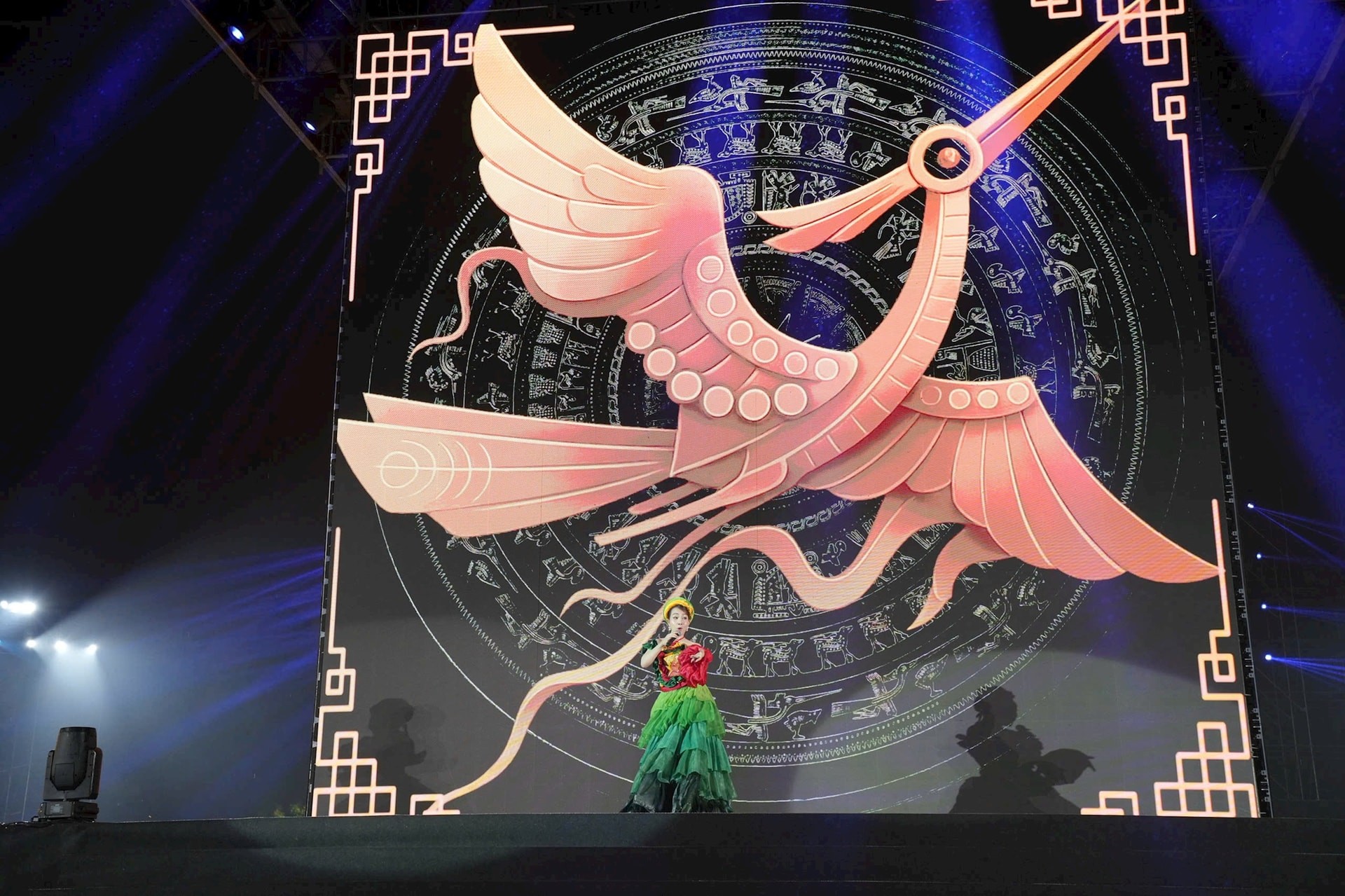 Tiết mục ấn tượng kết hợp giữa ca sĩ và trình chiếu 3D.