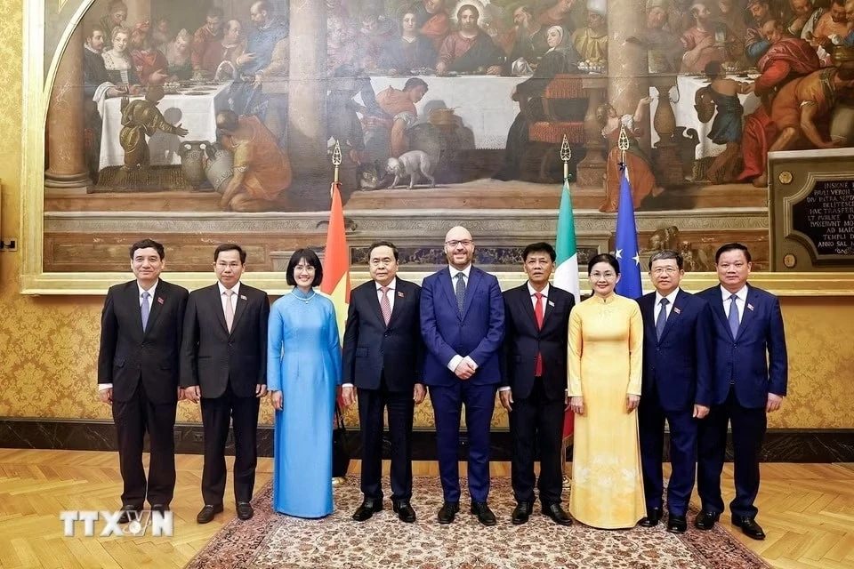 Chủ tịch Quốc hội Trần Thanh Mẫn và Chủ tịch Hạ viện Italia Lorenzo Fontana với các đại biểu hai bên.