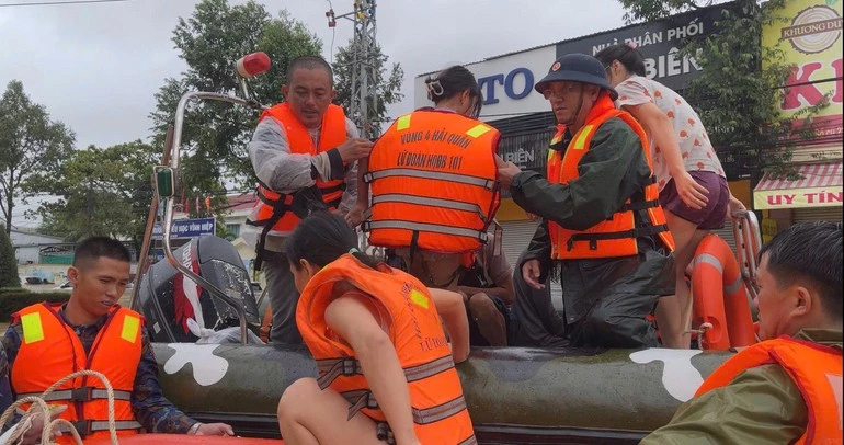 Cán bộ chiến sĩ Vùng 4 Hải quân cứu hộ nhân dân tại phường Tây Nha Trang.