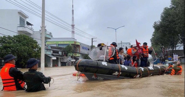 Cán bộ chiến sĩ Vùng 4 Hải quân cứu hộ nhân dân tại phường Tây Nha Trang.