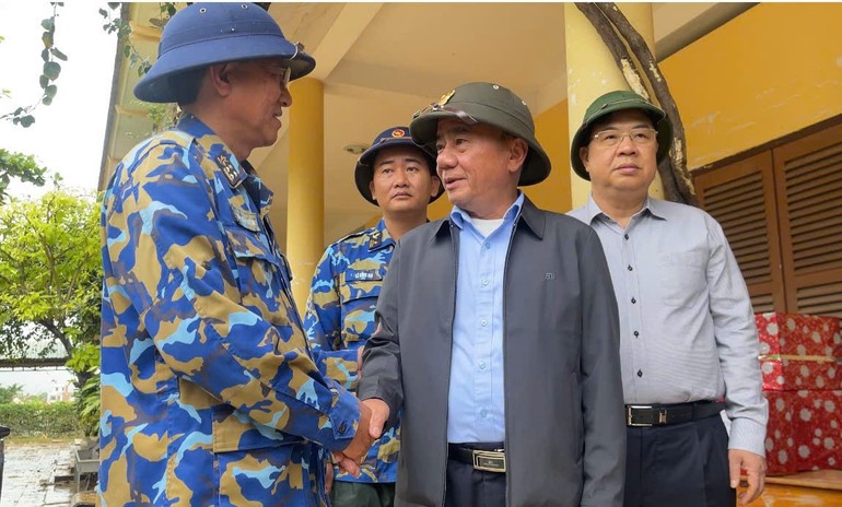 Ủy viên Bộ Chính trị, Thường trực Ban Bí thư Trần Cẩm Tú thăm hỏi, chỉ đạo lực lượng cứu hộ.