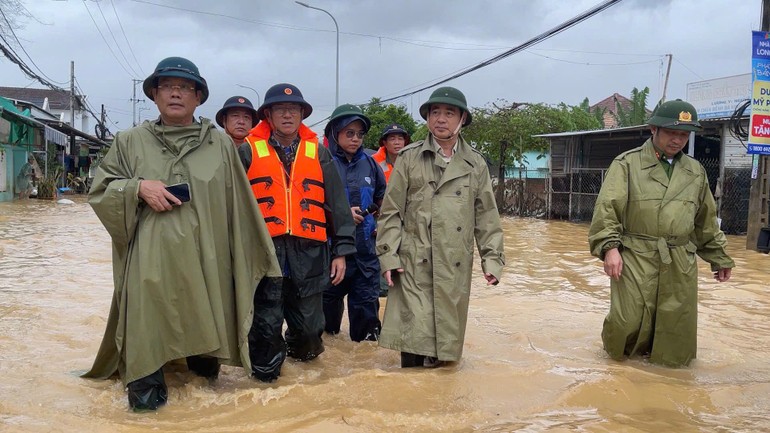 Đoàn công tác đi thực tế chỉ đạo lực lượng cứu hộ.