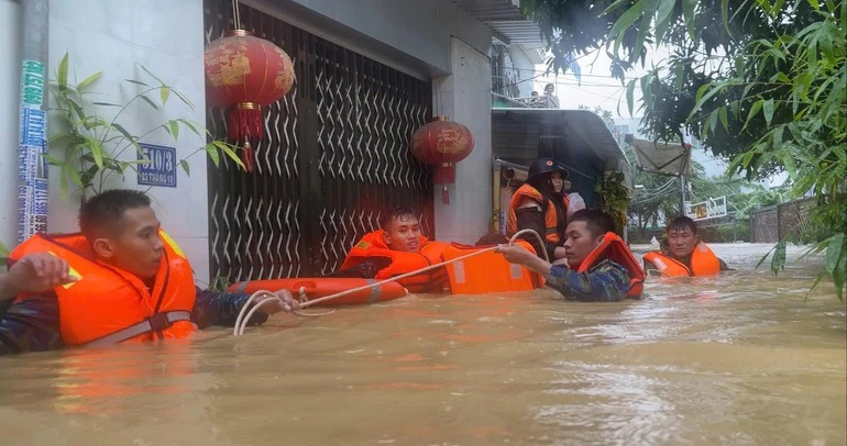 Cán bộ chiến sĩ Vùng 4 Hải quân cứu hộ nhân dân tại phường Tây Nha Trang.
