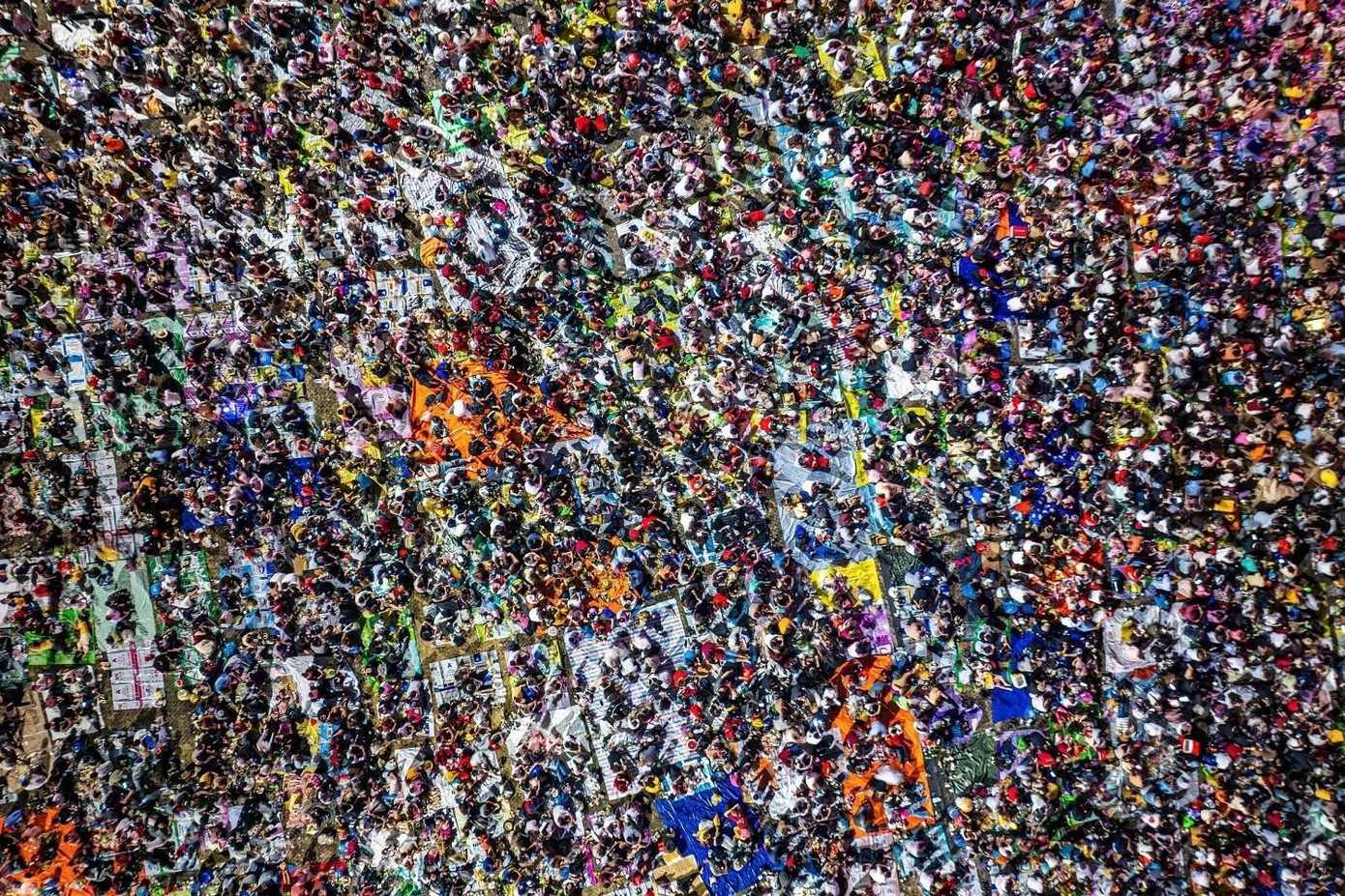 Biển người trải bạt chờ khoảnh khắc khai hội dưới chân núi Bà Đen.