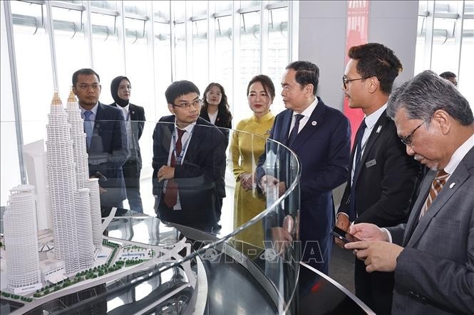 Chủ tịch Quốc hội Trần Thanh Mẫn và Phu nhân thăm Tập đoàn Petronas. Chủ tịch Quốc hội Trần Thanh Mẫn và Phu nhân thăm Tập đoàn Petronas.